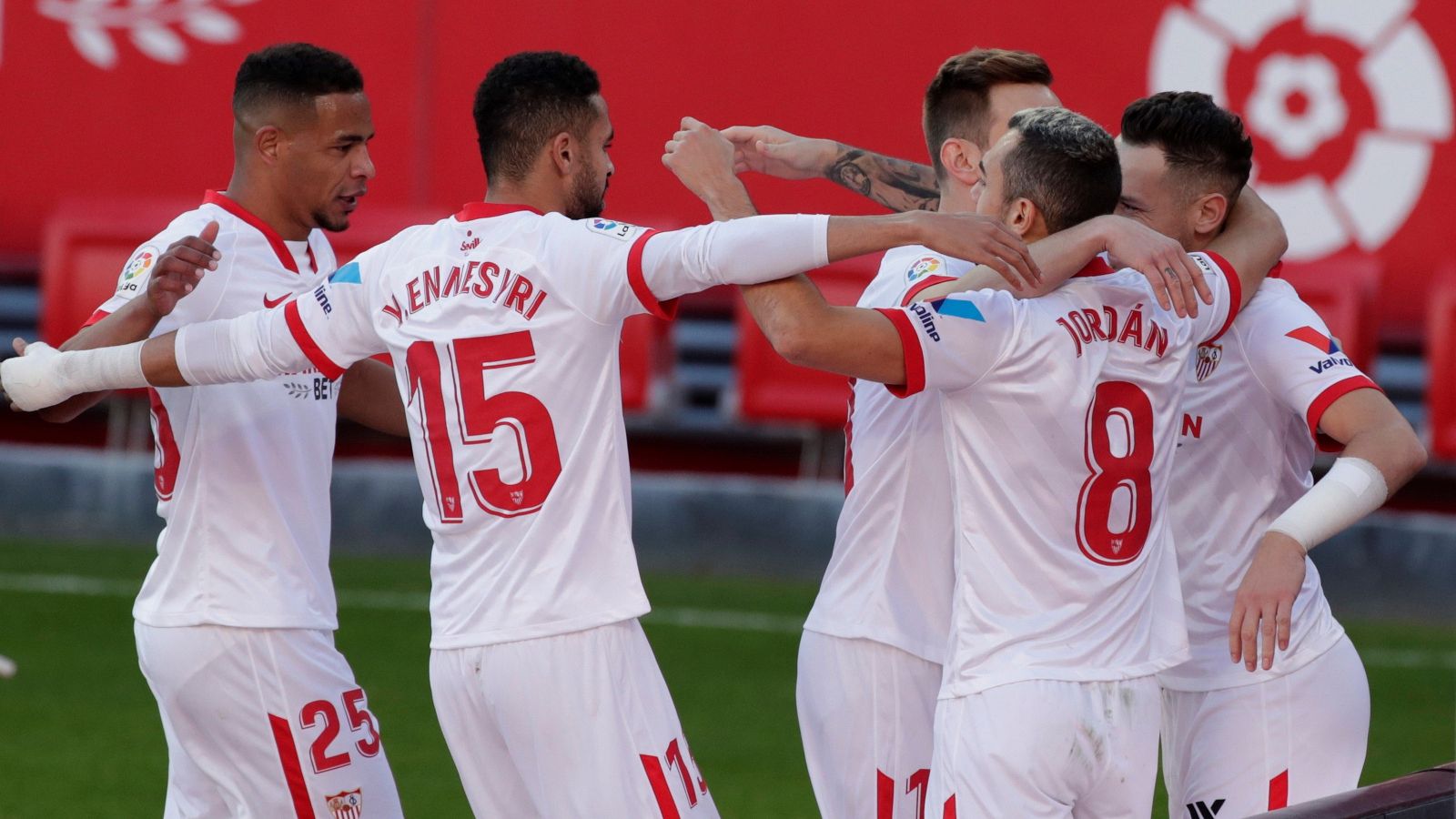 Los jugadores del Sevilla FC celebran uno de los goles al Villarreal