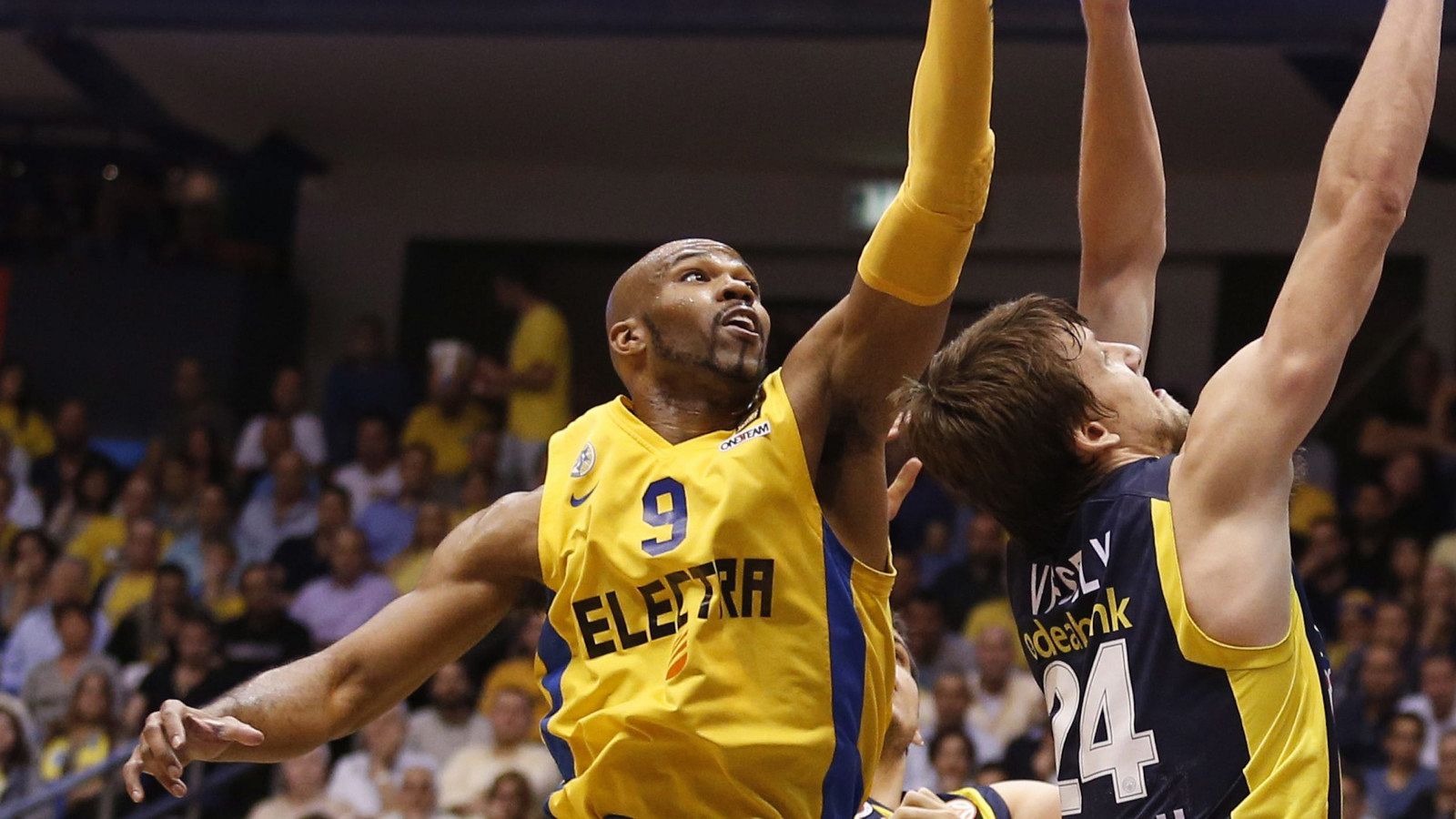 Tyus (i) salta por el balón en un partido del Maccabi