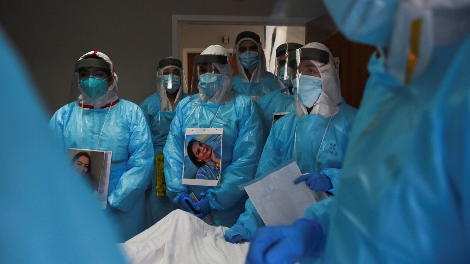 Sanitarios tratan a pacientes de COVID-19 en Houston, Texas