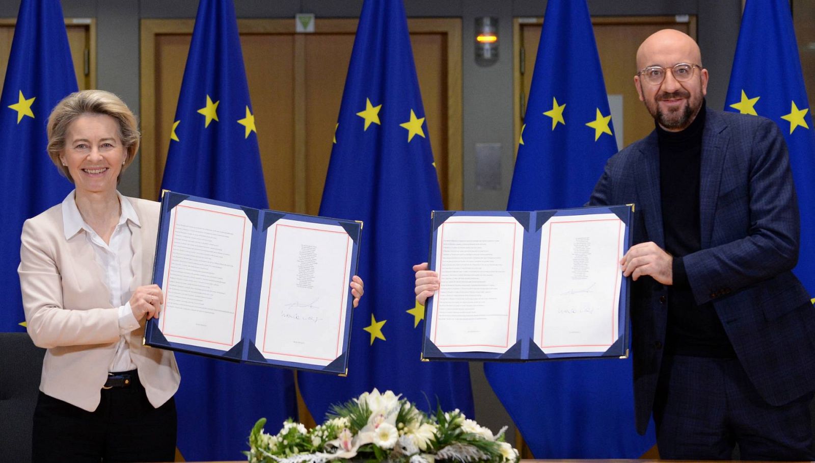 La presidenta de la Comisión Europea, Ursula von der Leyen, y el presidente del Consejo Europeo, Charles Michel, tras la firma del acuerdo