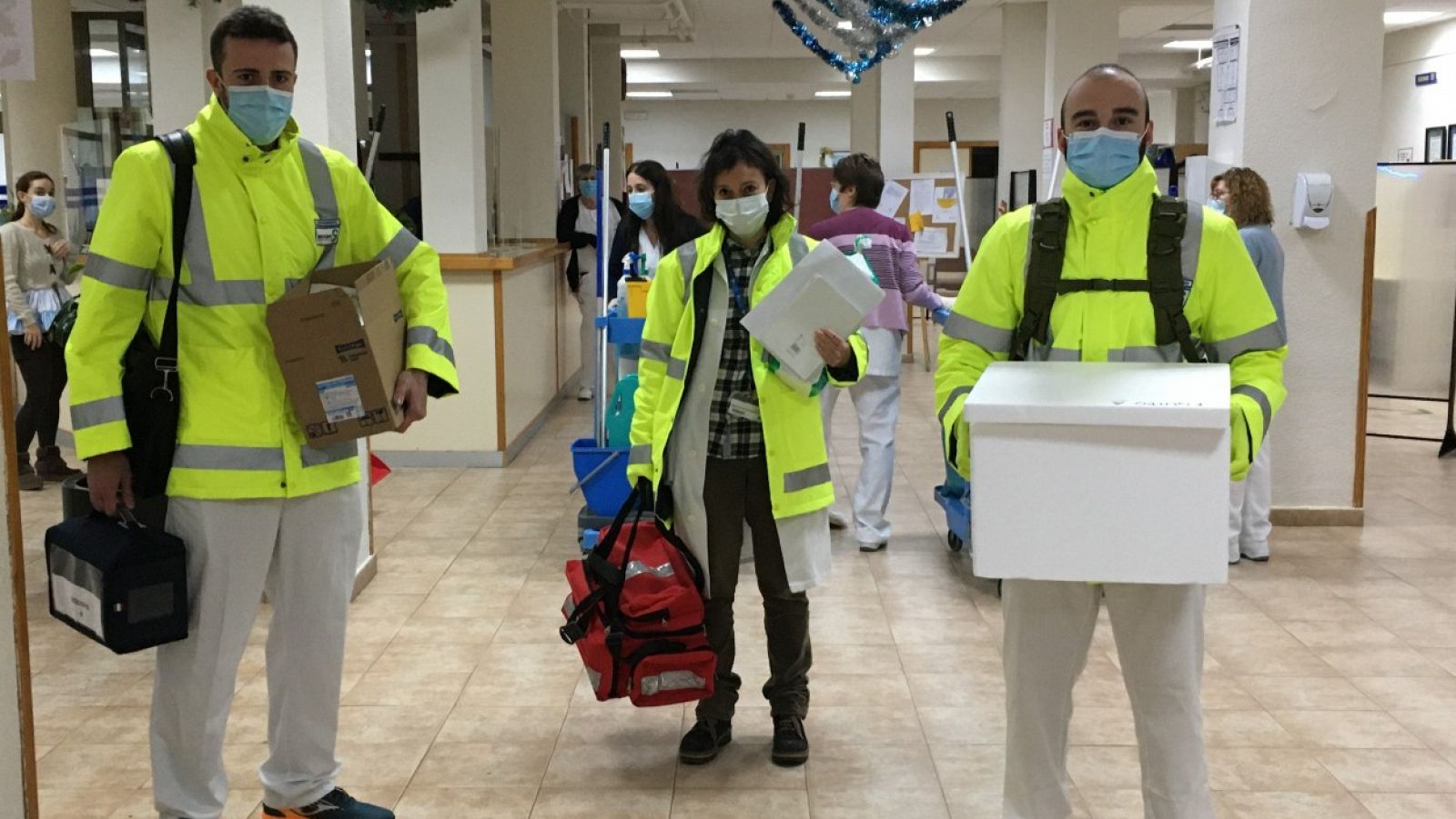 Sanitarios llevando las vacunas a una residencia de Cuenca