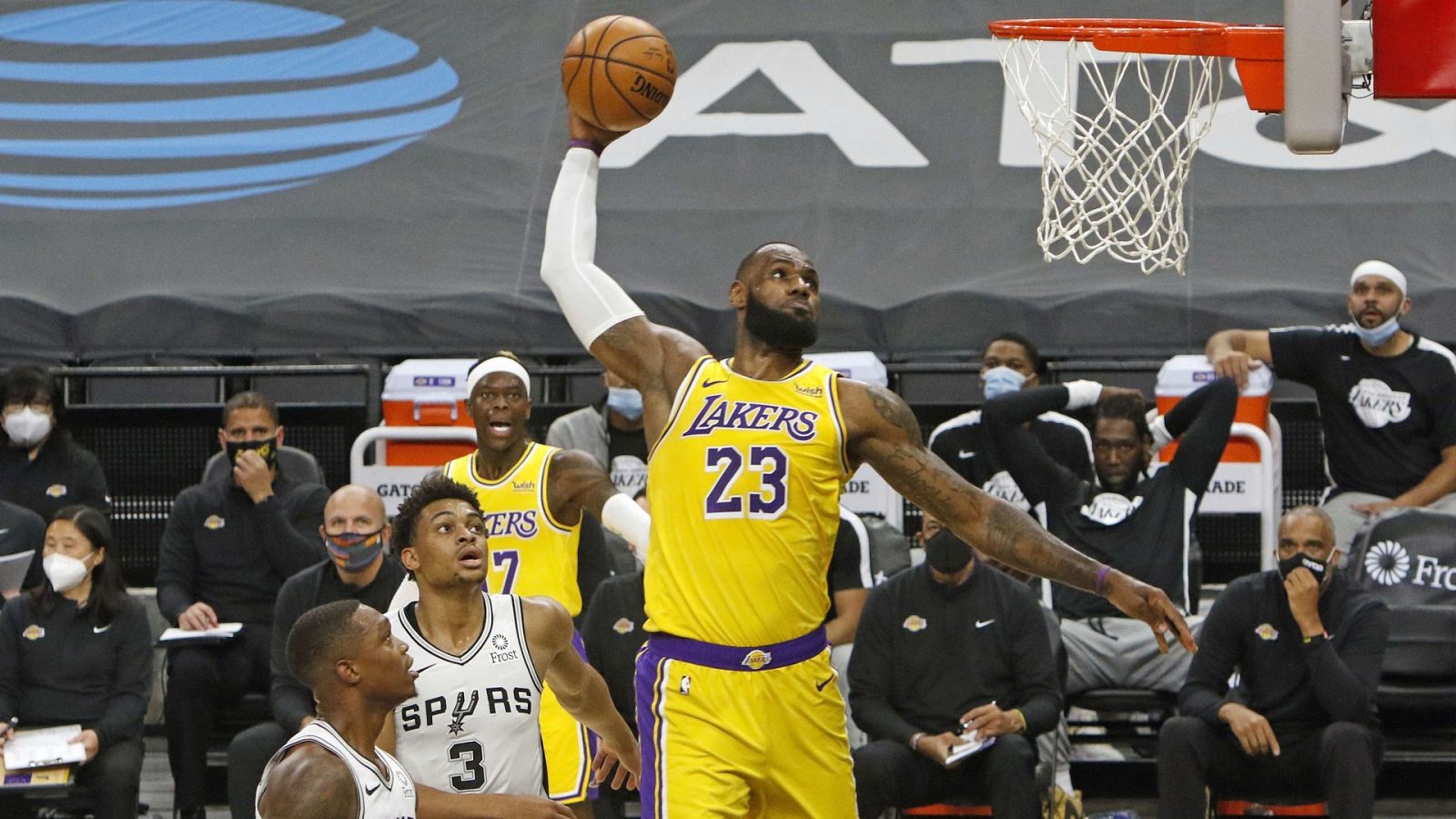 Lebron con los Lakers anota una canasta.
