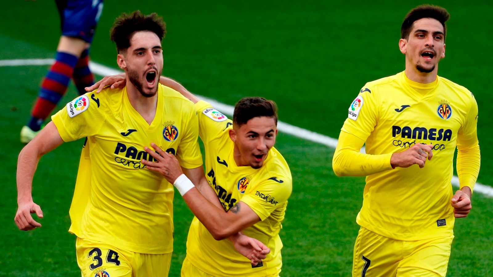 Los jugadores del Villarreal celebran el gol de Fernando Niño ante el Levante.