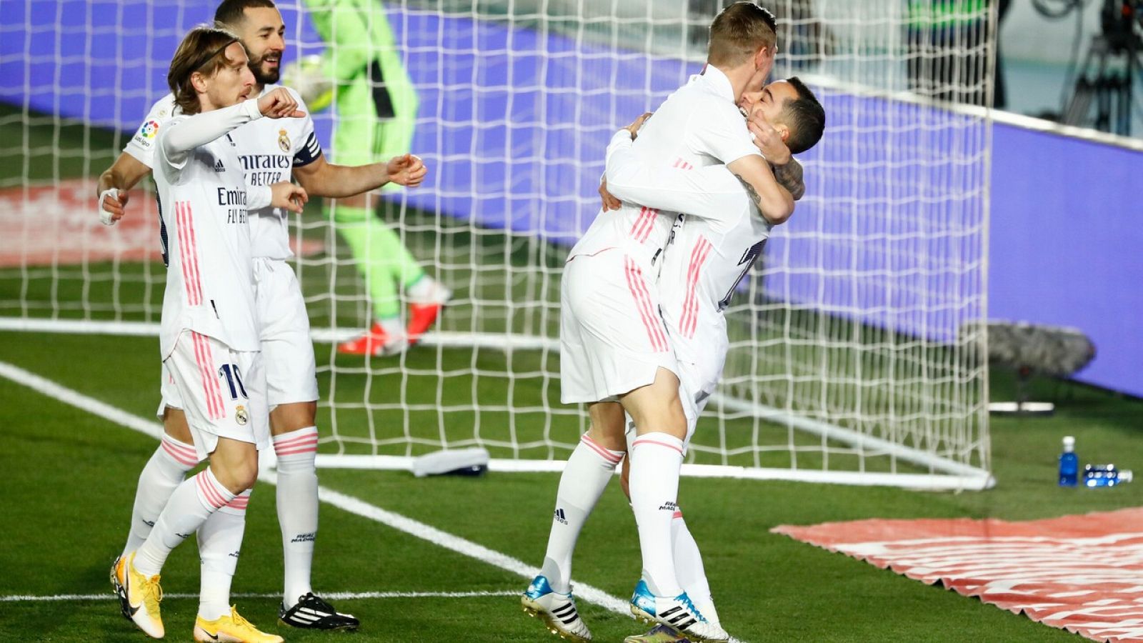 Los jugadores del Madrid celebran el gol de Lucas Vázquez ante el Celta.