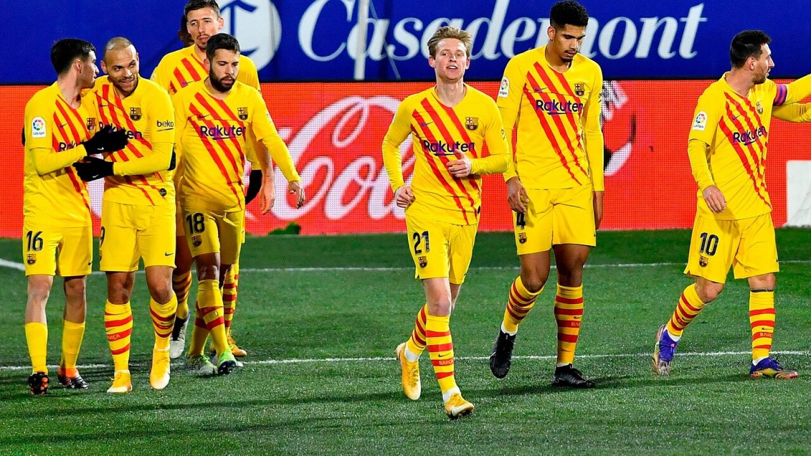 Los jugadores del Barça celebran el gol ante el Huesca.