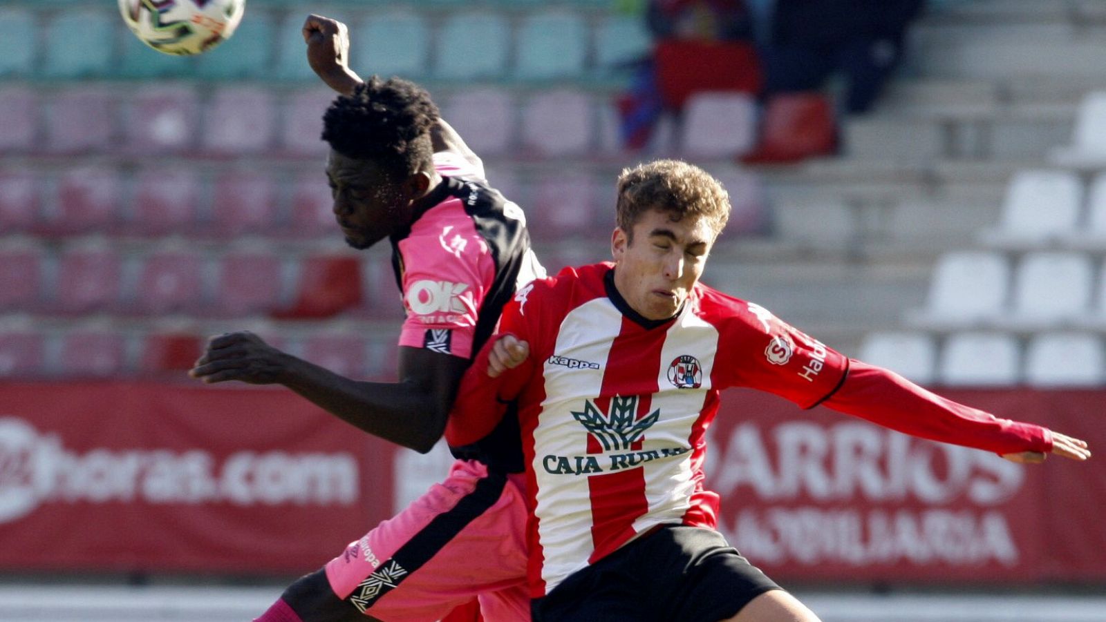 El jugador del Mallorca Baba (i) disputa el balón con el del Zamora Guillermo Perero Manso durante el partido de Copa de la temporada pasada