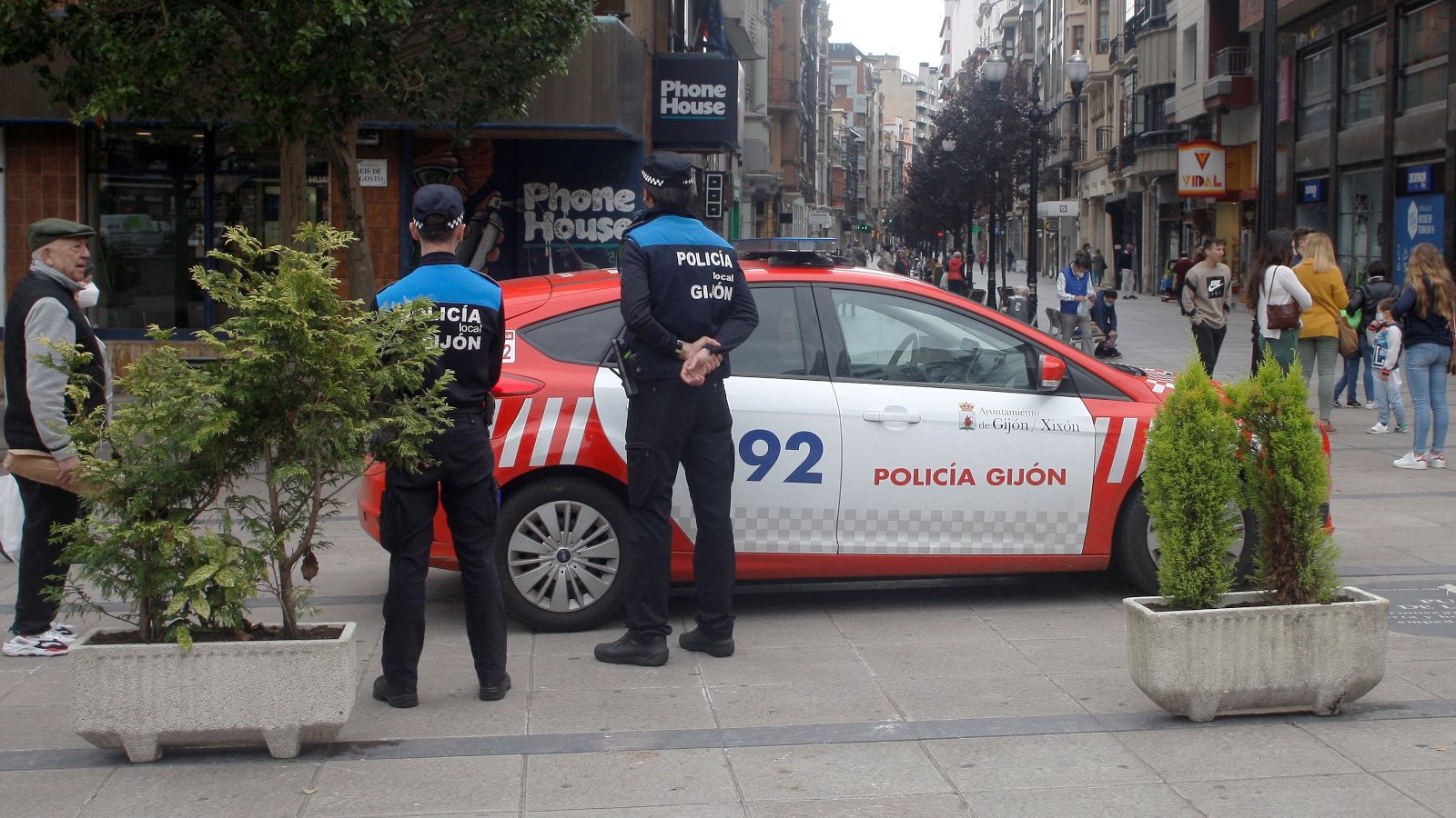 Agentes de la Policía Local controlan una calle peatonal de Gijón durante el estado de alarma por la pandemia de COVID-19.