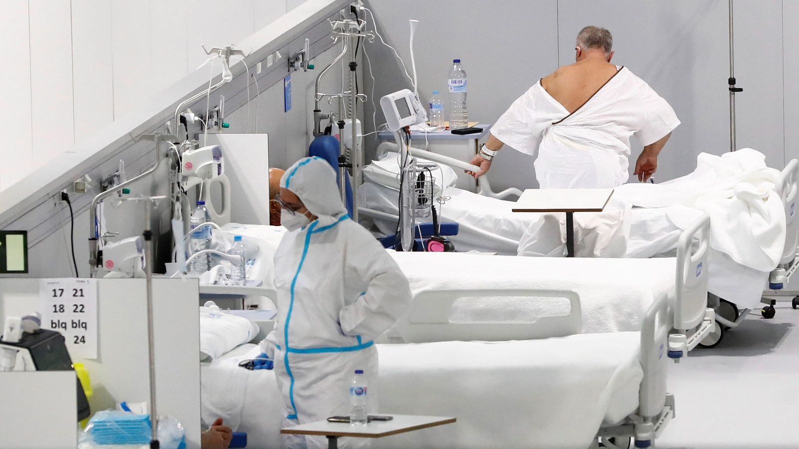Enfermos en el Hospital público Enfermera Isabel Zendal en Madrid