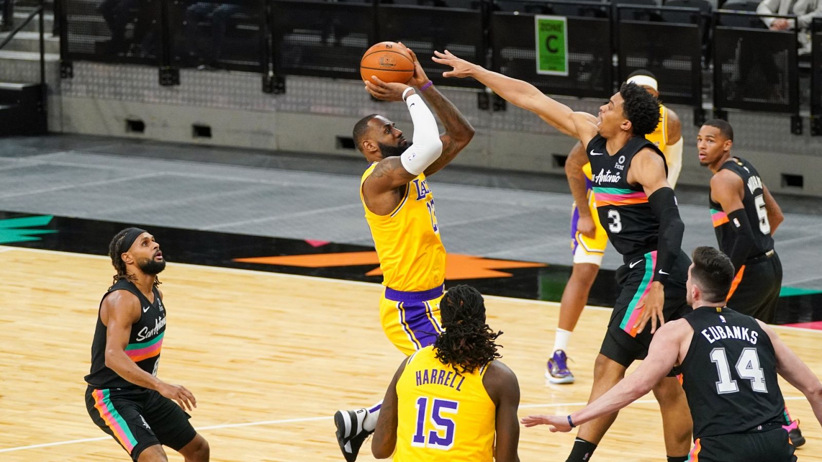 El alero de los Lakers, Lebron James, lanza un tiro ante el intento de tapón de Keldon Johnson