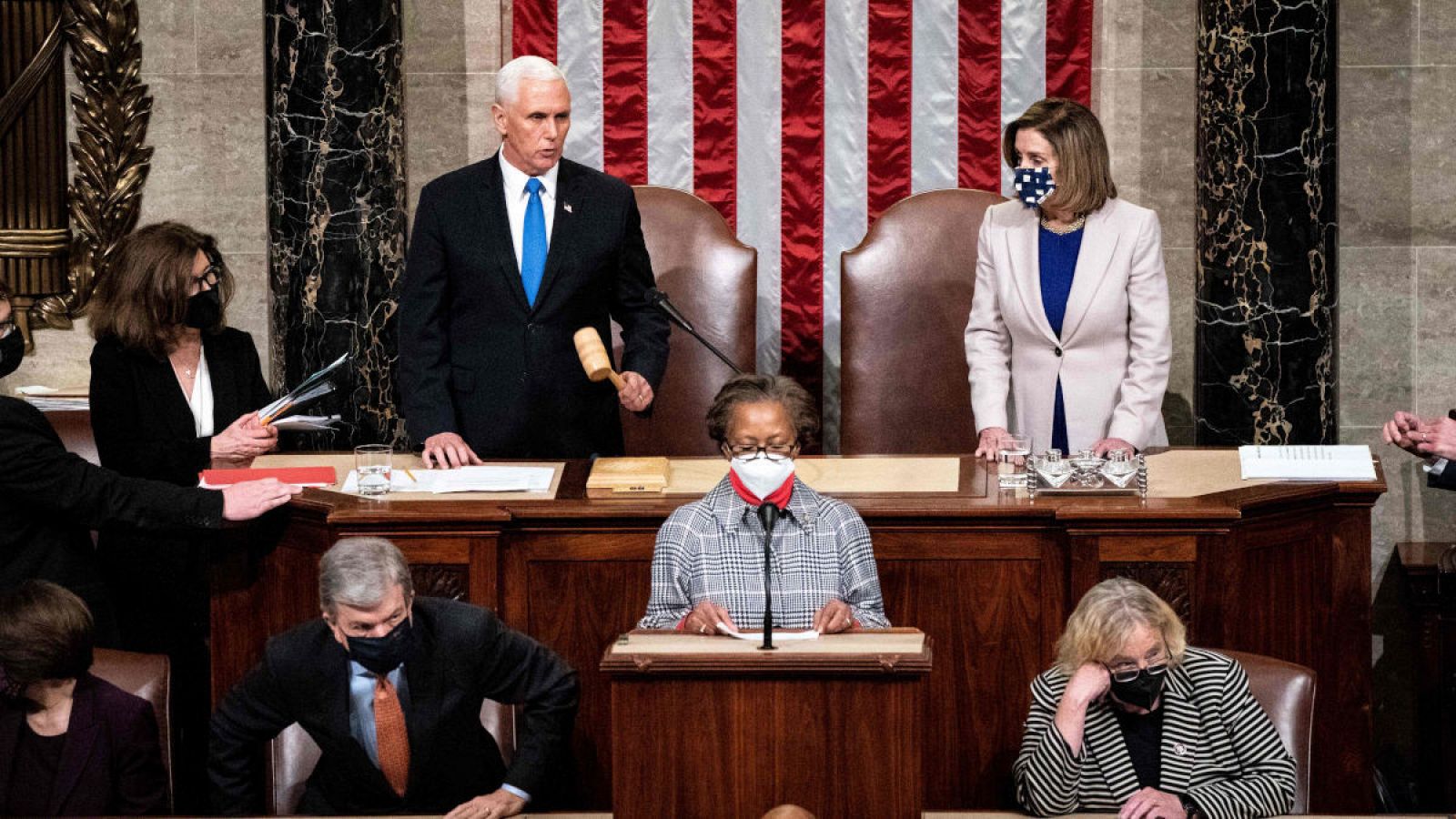 El vicepresidente Mike Pence (i) ha presidido la sesión en el Capitolio