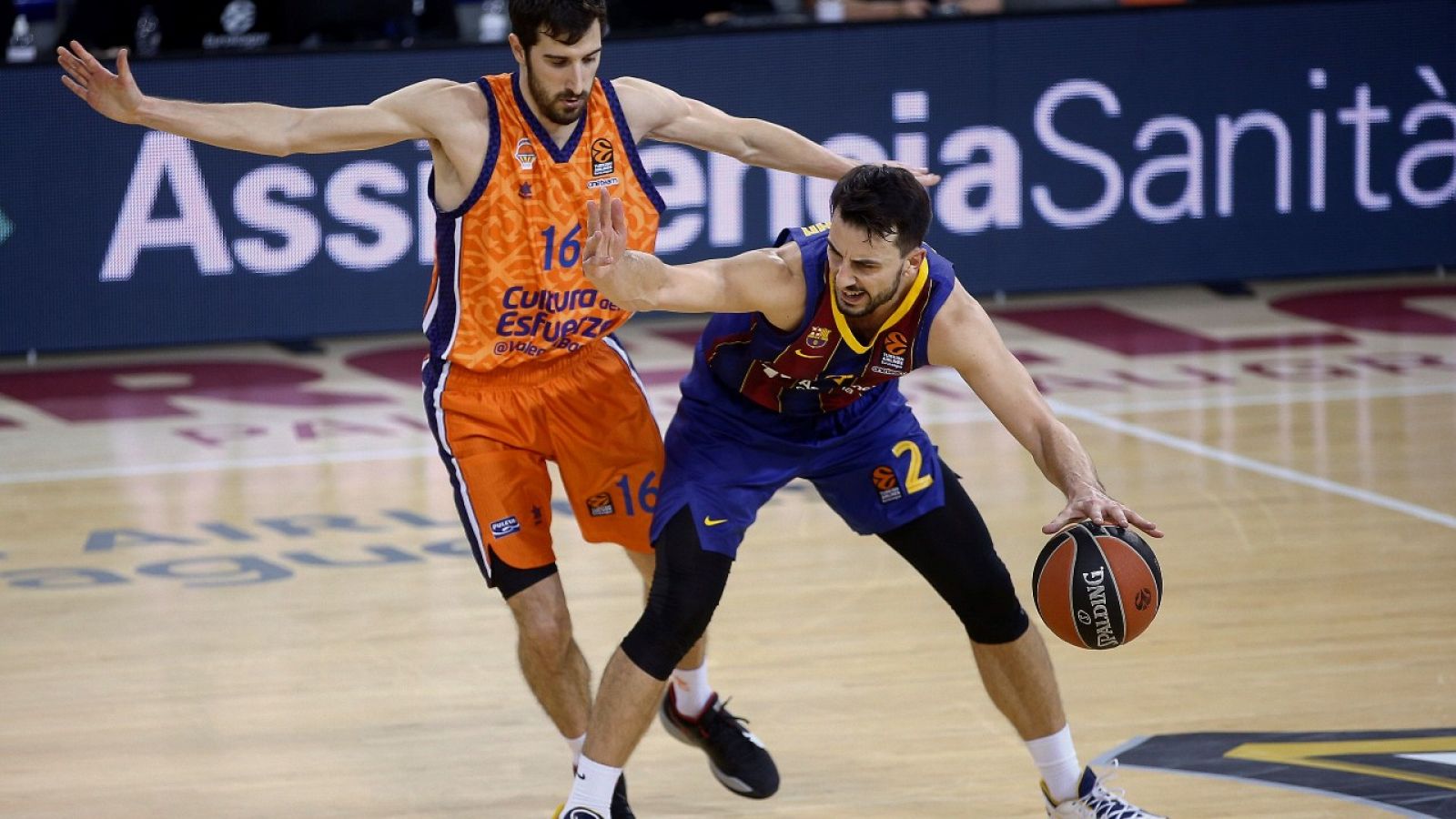 El base del Valencia Basket Guillem Vives (i) defiende a Leo Westermann, base francés del FC Barcelona.