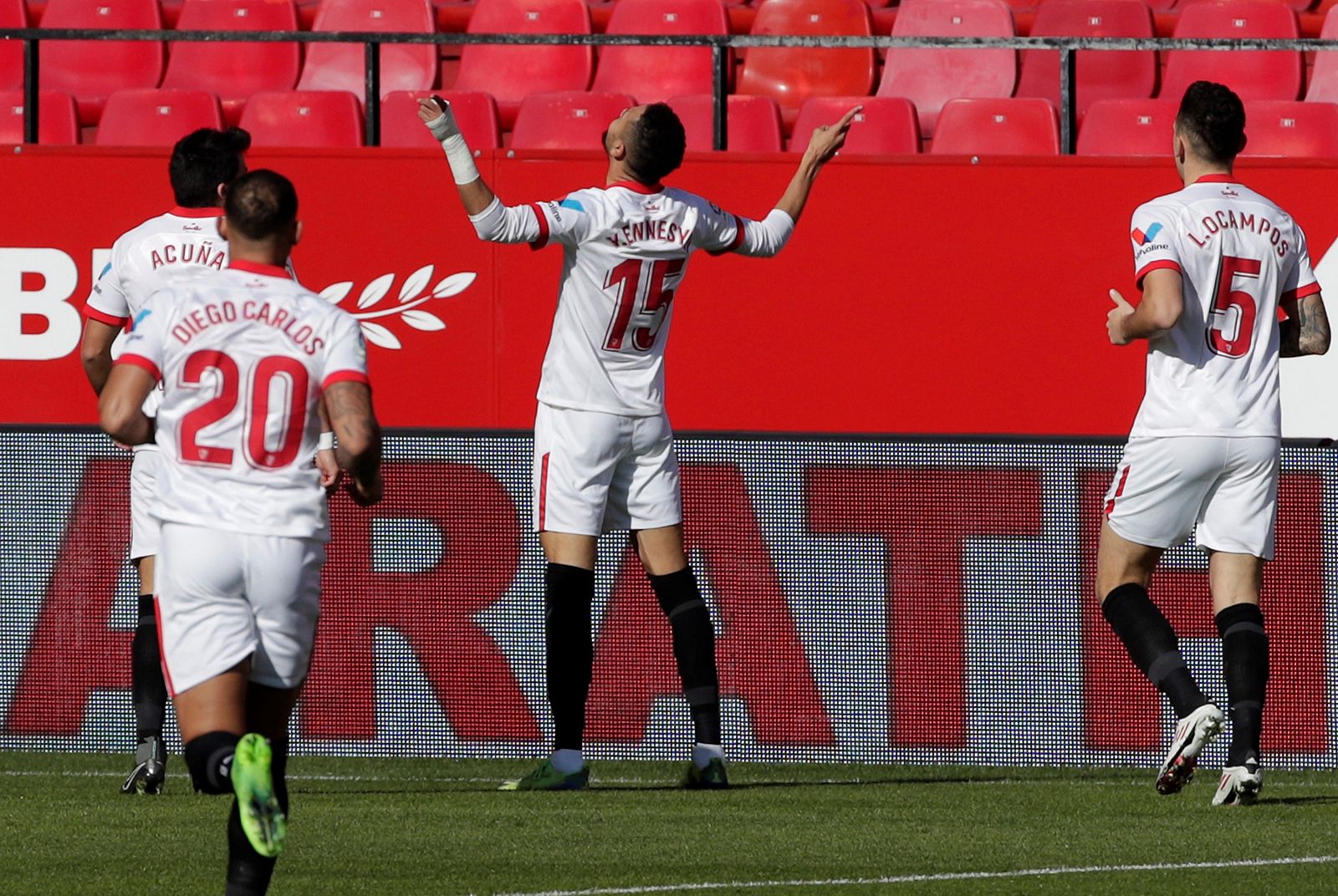 Youssef En-Nesyri (c), del Sevilla, celebra el primer gol ante la Real Sociedad