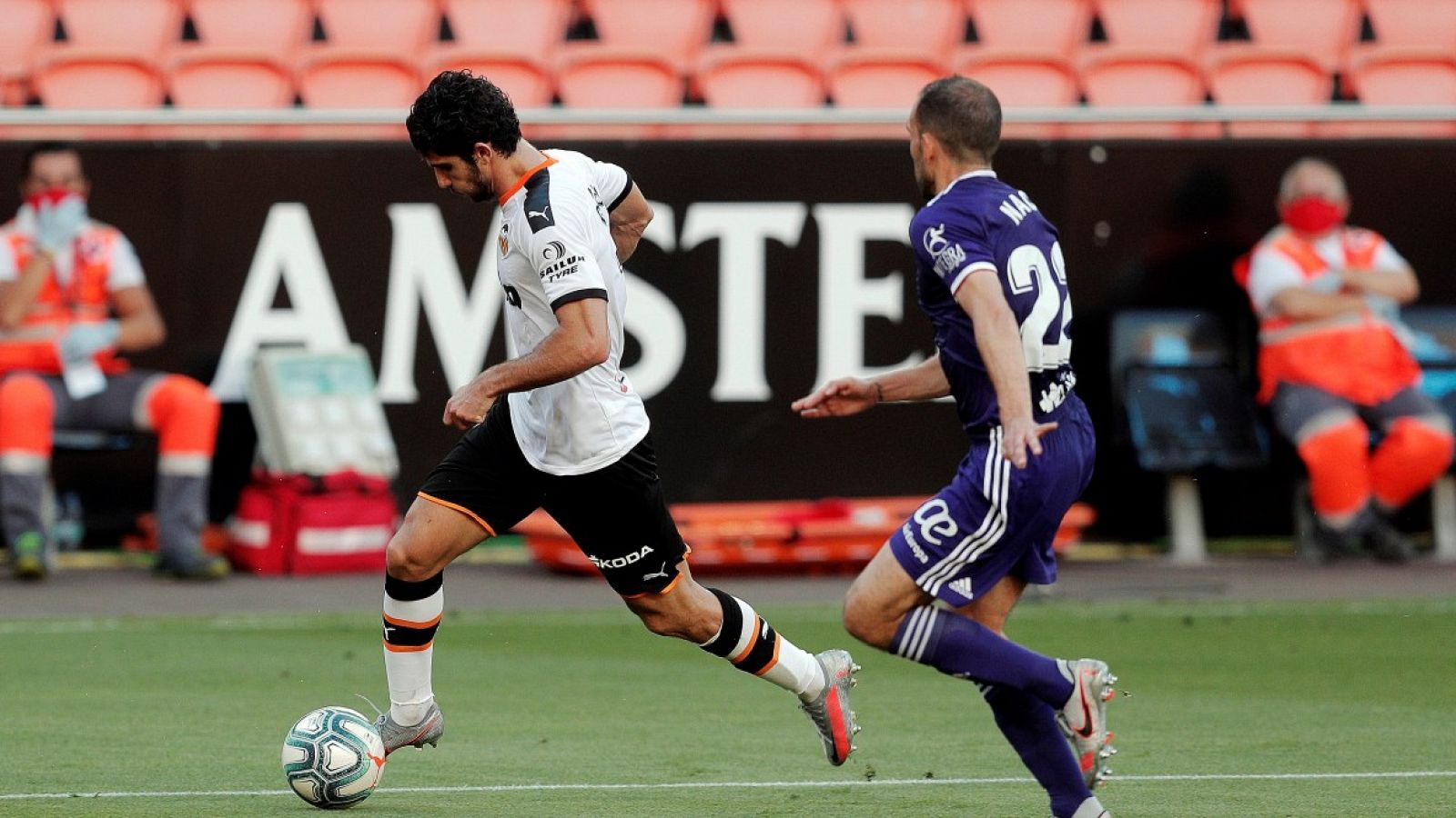 El extremo portugués del Valencia, Gonçalo Guedes durante el partido de la pasada Liga ante el Valladolid.