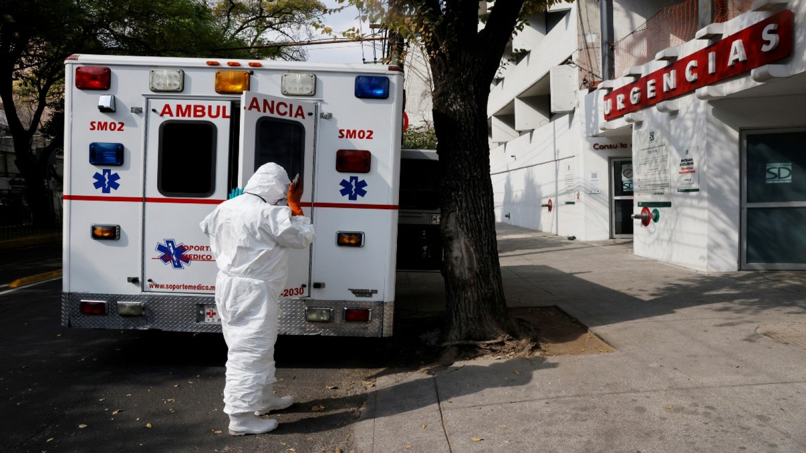 Un sanitario espera frente a una ambulancia en México.