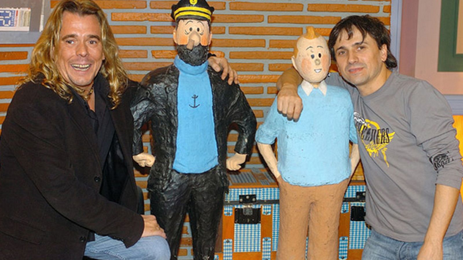 Juan Muñoz y José Mota, el dúo humorístico Cruz y Raya, posan junto a muñecos de los personajes de Tintín.