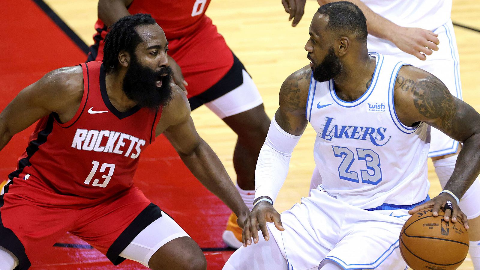 LeBron James, ante James Harden.