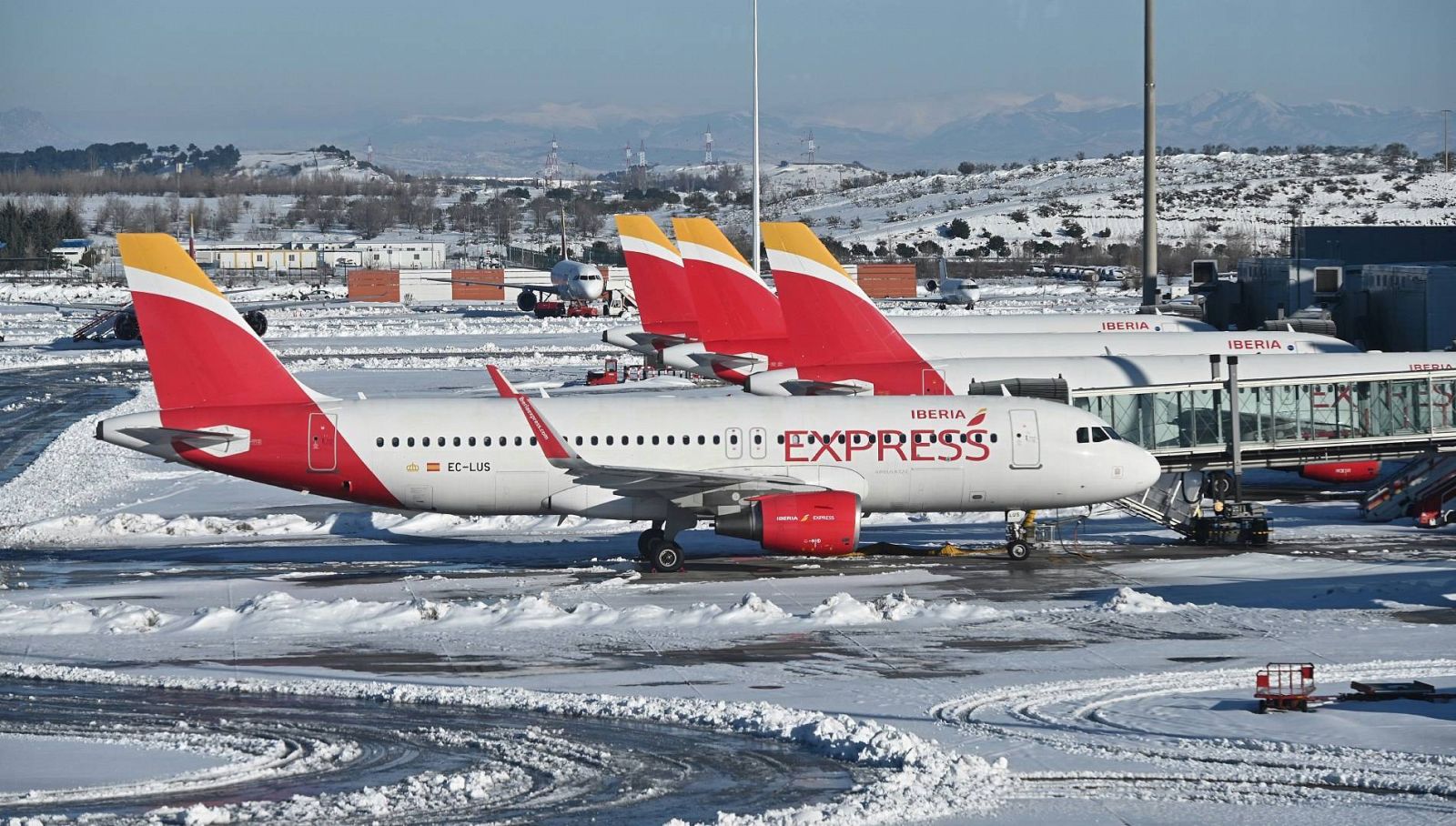 Varios aviones de la aerolínea Iberia Express aparcados en la Terminal 4 del aeropuerto Adolfo Suárez Madrid-Barajas
