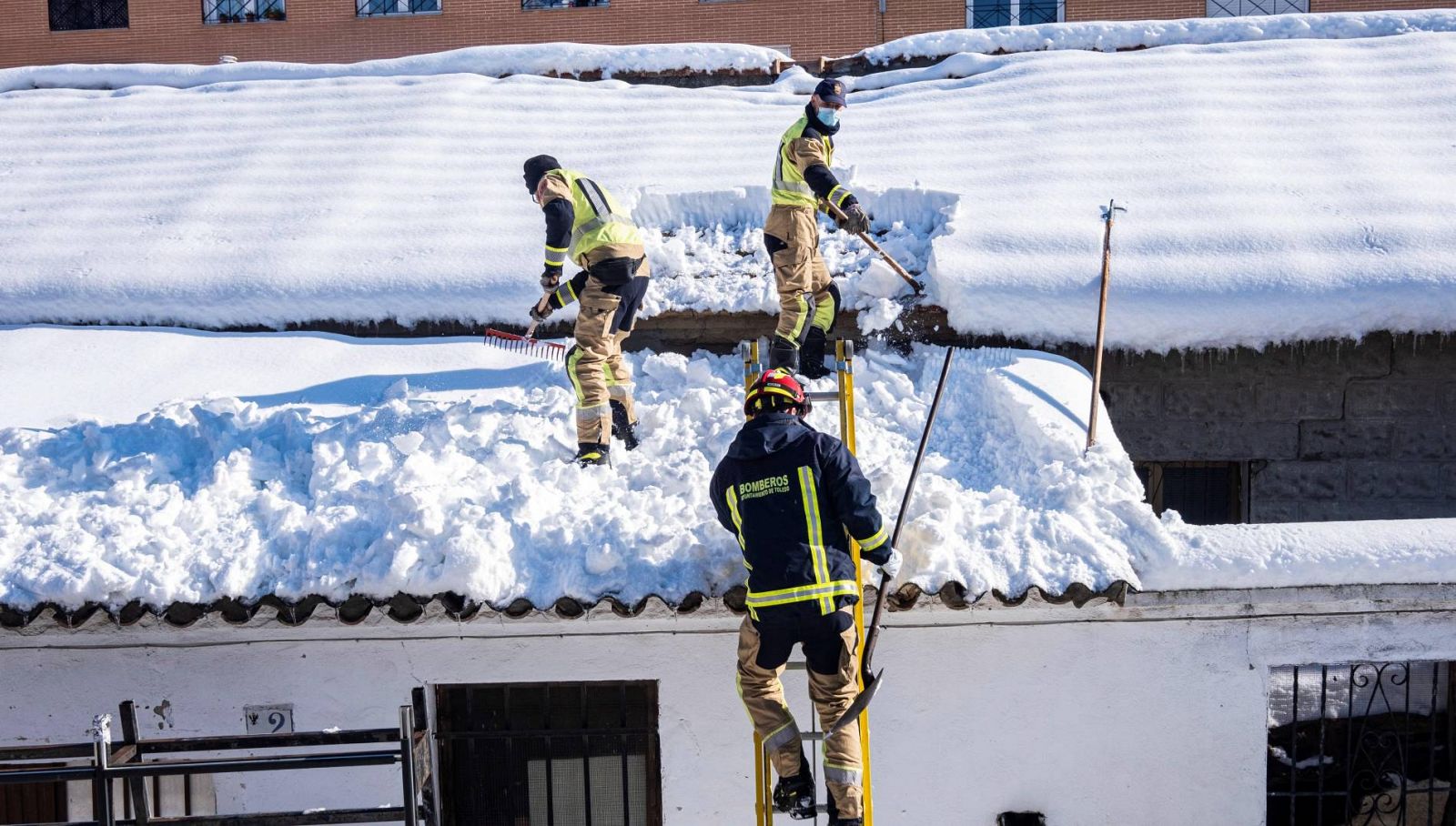 Efectivos del Cuerpo de Bomberos trabajando en labores de ayuda en Toledo tras el paso de la borrasca Filomena