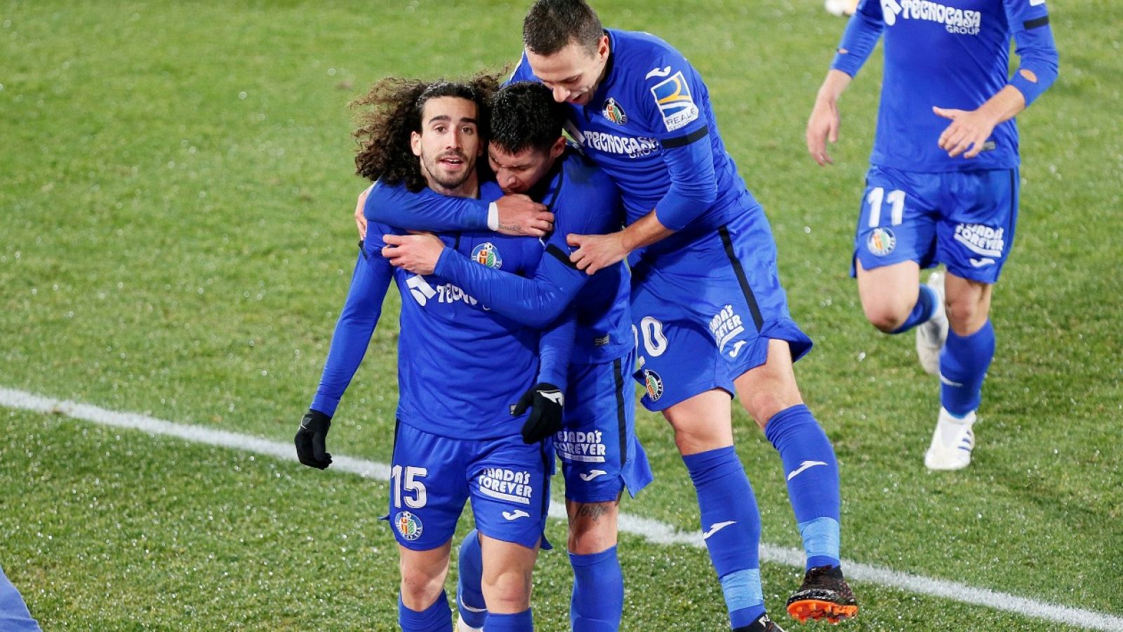 El defensa del Getafe, Marc Cucurella (i), celebra con sus compañeros tras marcar un gol ante el Elche.