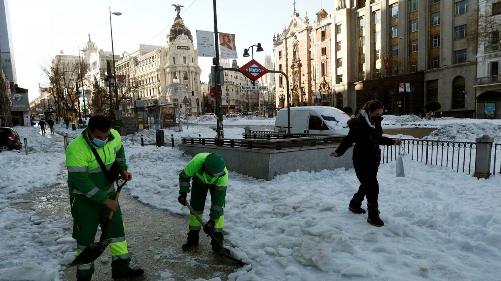 Unos operarios retiran nieve de la acera este lunes en la calle Alcalá de Madrid. EFE/Mariscal