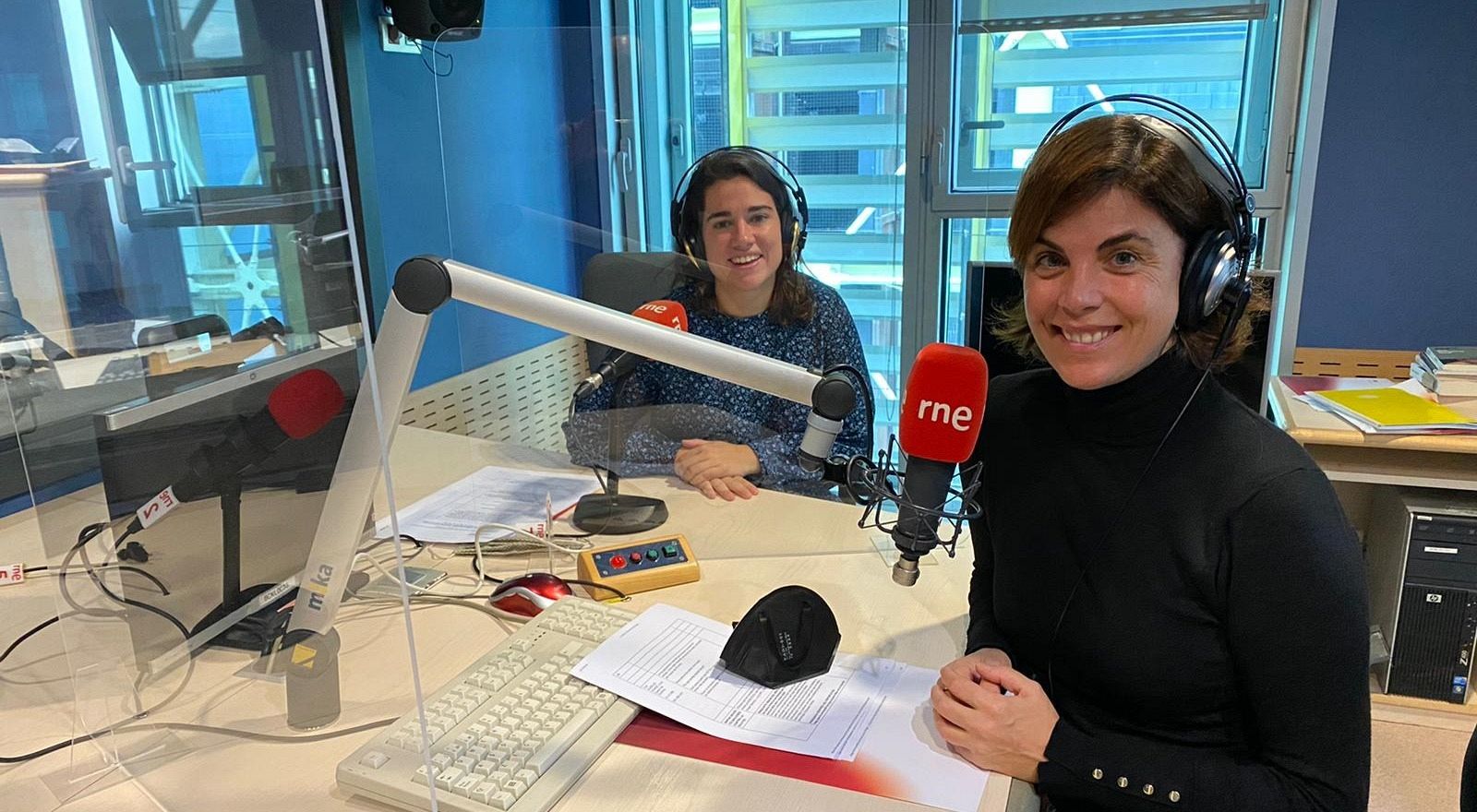 Samanta Villar a l'estudi de Ràdio 4