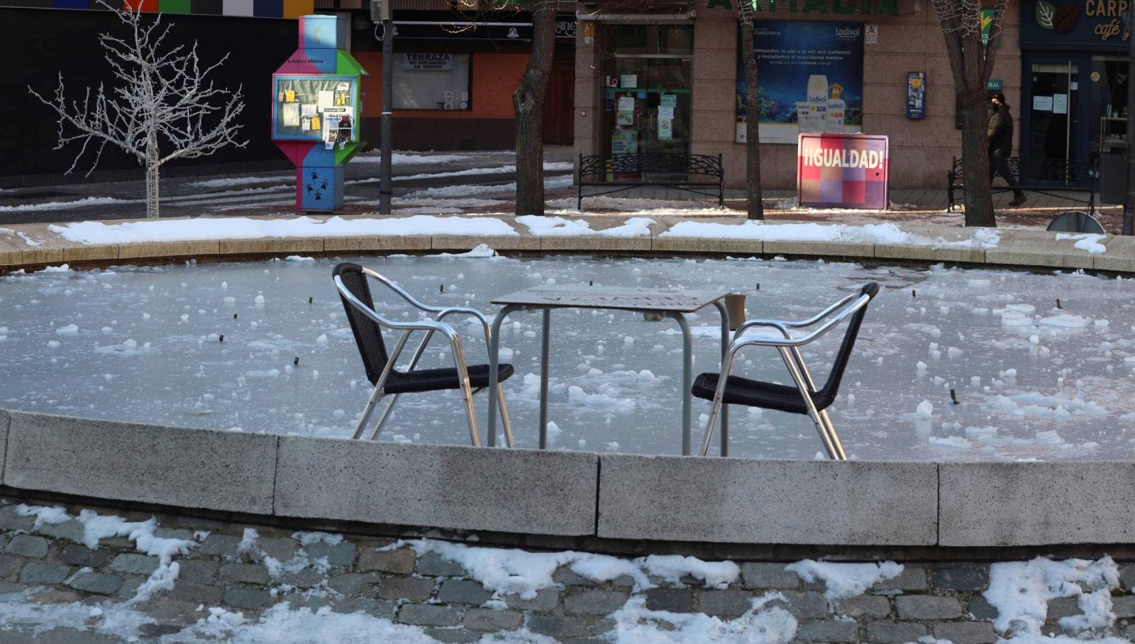 Terraza de un bar montada en el interior de una fuente completamente congelada tras el paso de Filomena