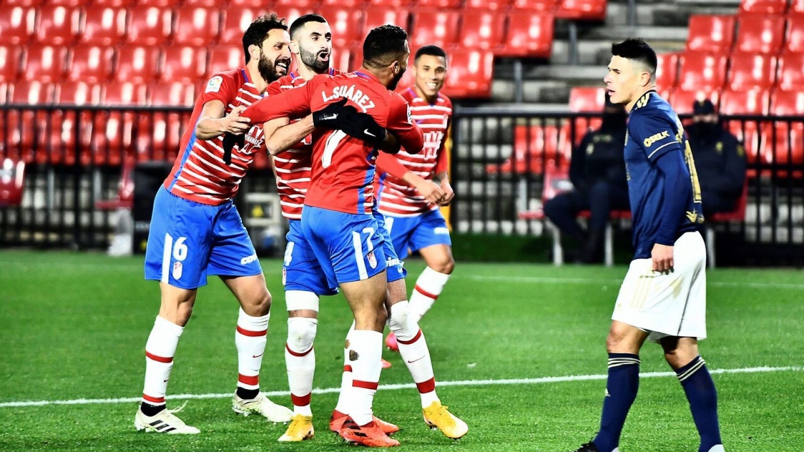 Los jugadores del Granada celebran un gol anotado ante Osasuna.