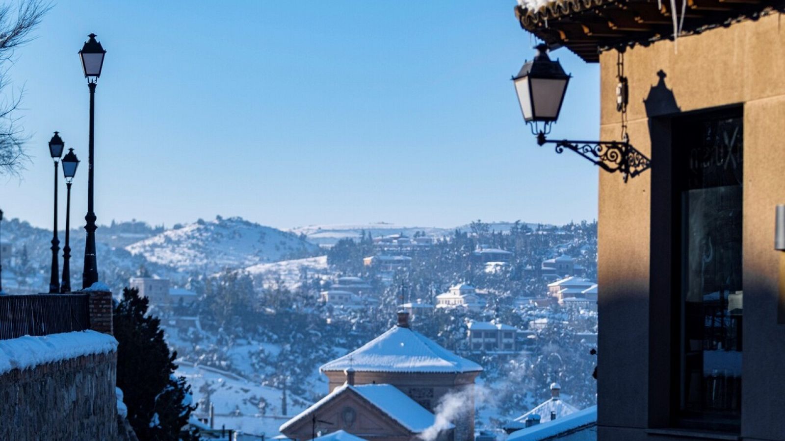 Nieve acumulada en el tejado de las viviendas de Toledo donde se han registrado mínimas históricas tras el paso de la borrasca Filomena. EFE/ Ángeles Visdómine