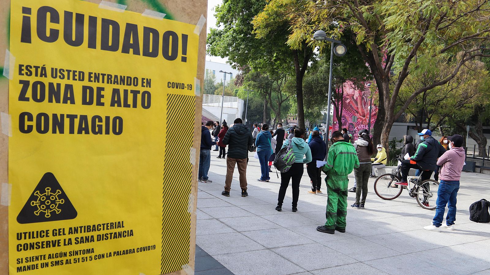 Decenas de personas esperan su turno para realizarse la prueba de la COVID-19 en Ciudad de México.