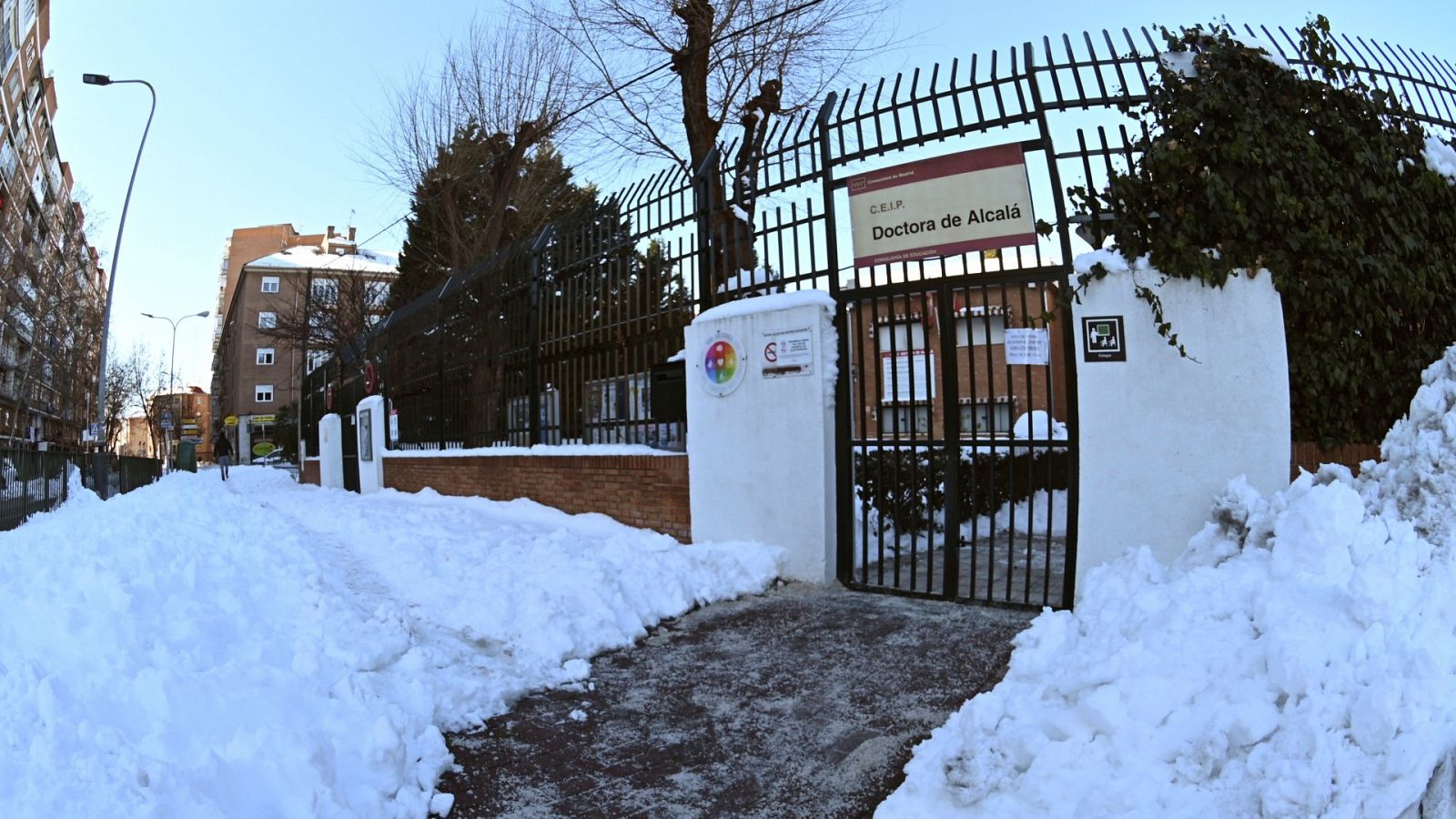 Exterior de un colegio cerrado por el temporal en Alcalá de Henares, Madrid.