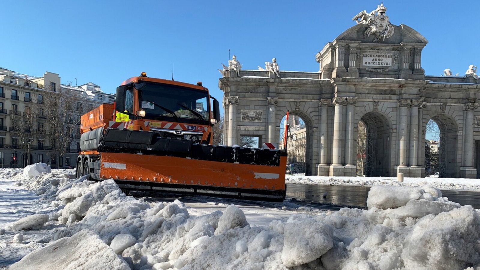 Una quitanieves retira nieve y hielo frente a la Puerta de Alcalá de Madrid, el 13 de enero. Reuters/Marco Trujillo.