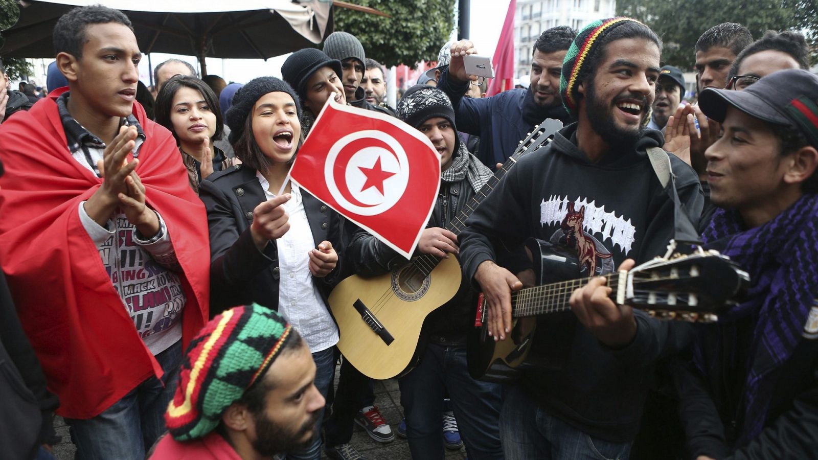 Jóvenes tunecinos cantan durante una manifestación