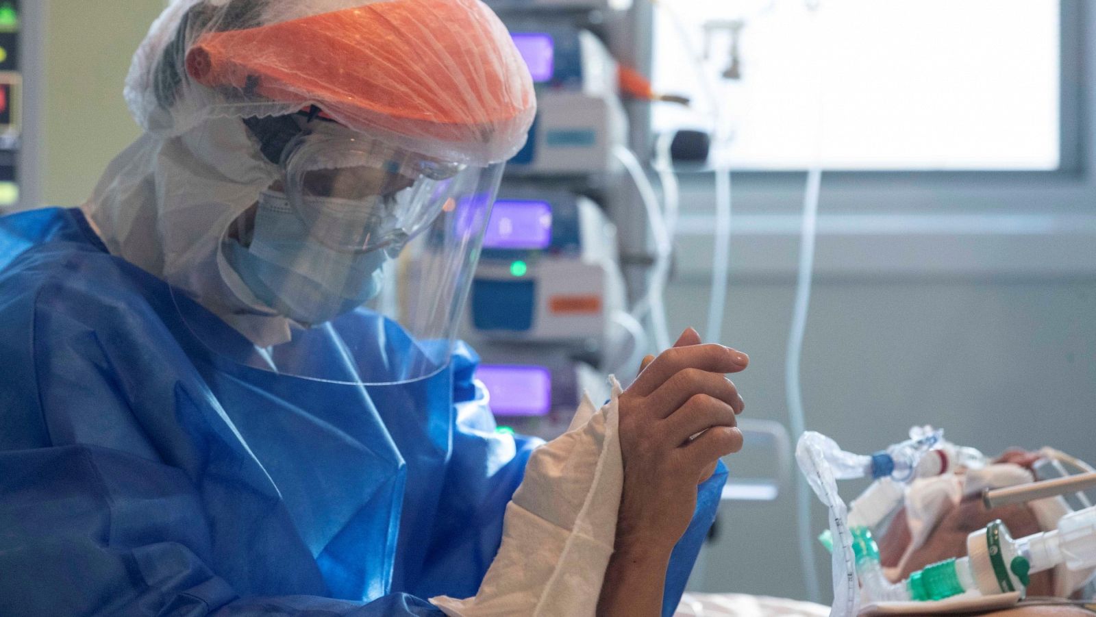 Una enfermera atiende a un paciente ingresado por coronavirus en la UCI del Hospital Reina Sofía de Murcia