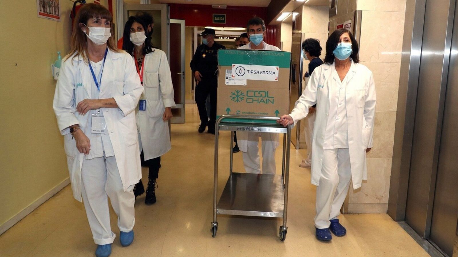 Varios sanitarios transportan las primeras dosis que se distribuyen de la vacuna de Moderna contra la COVID-19 en el Hospital Clínico de Zaragoza el 13 de enero. EFE/Javier Cebollada