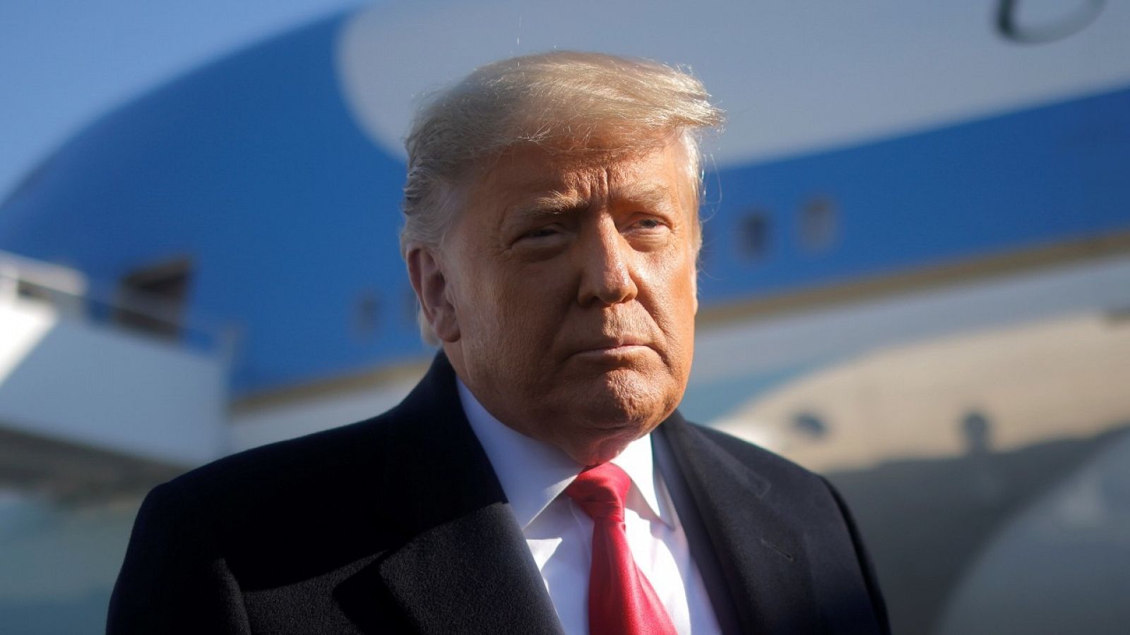 Imagen del 12 de enero de 2021 de Donald Trump frente al avión presidencial Air Force One.