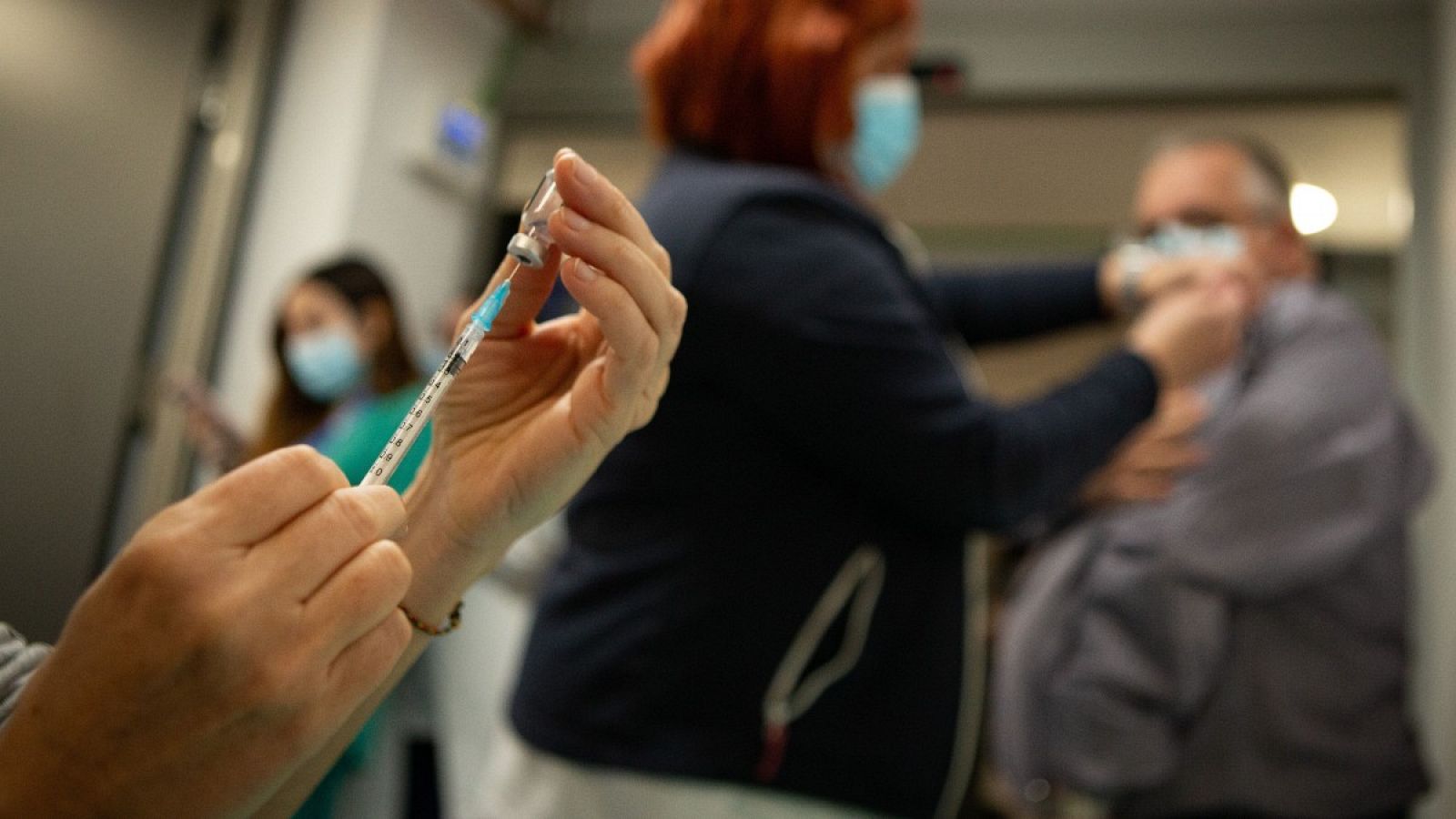 Profesionales sanitarias preparan y administran la vacuna de covid-19 a sus compañeros en el Hospital Vall d'Hebrón de Barcelona