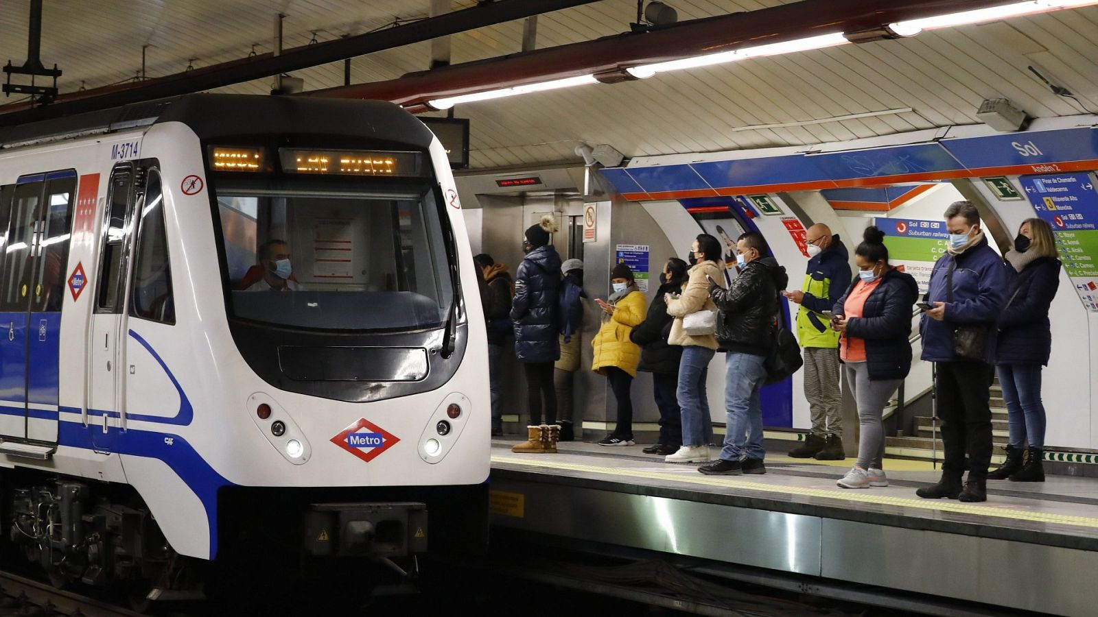 Varias personas usan el Metro de Madrid en la estación de Sol.