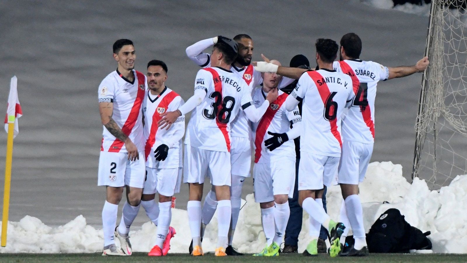 Los jugadores del Rayo Vallecano celebran uno de los goles sobre el Elche.
