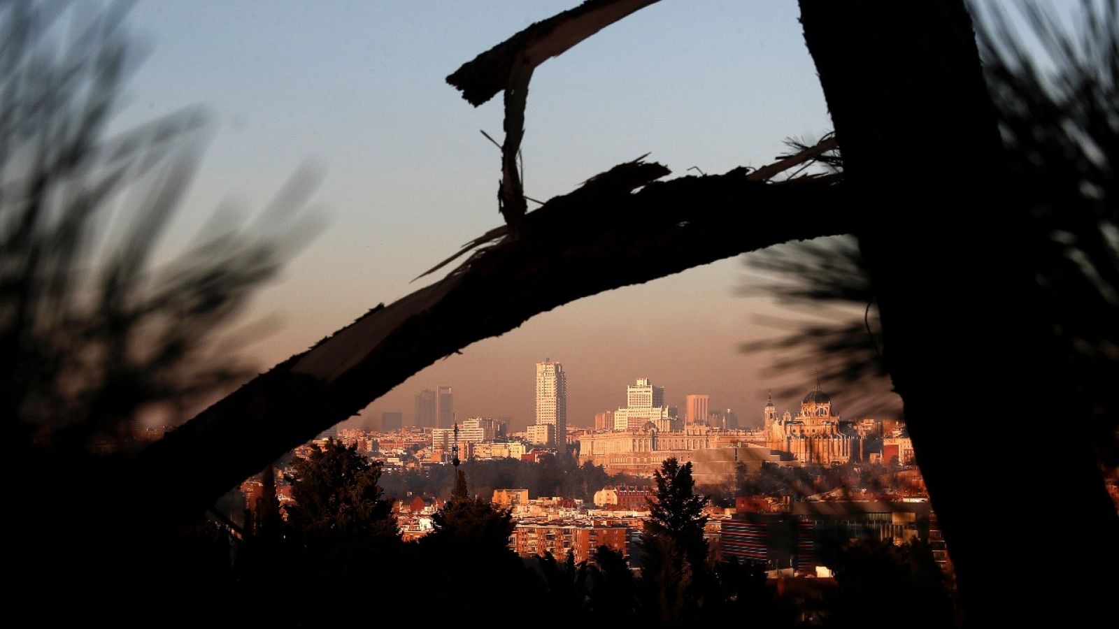 Vista de la boina de contaminación generada por el uso masivo de estufas y calefacciones tras el paso del temporal Filomena desde el Parque de San Isidro de Madrid.