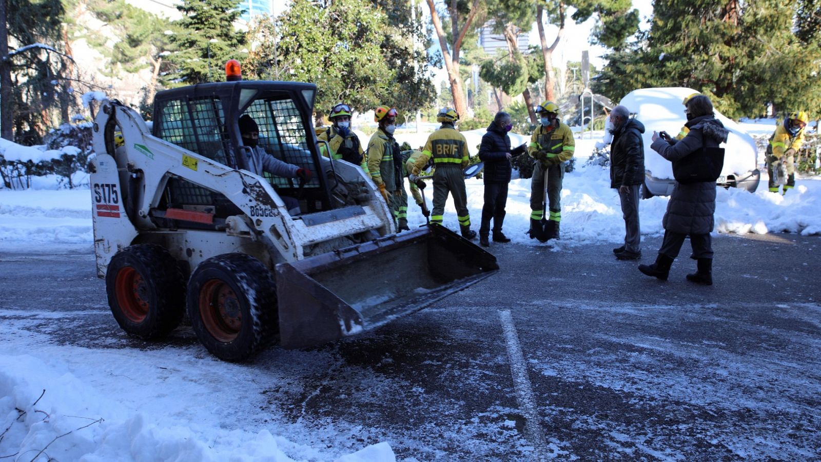 Efectivos de las Brigadas de Refuerzo de Incendios Forestales procedentes de varios puntos de España ayudan en la retirada de nieve en Madrid