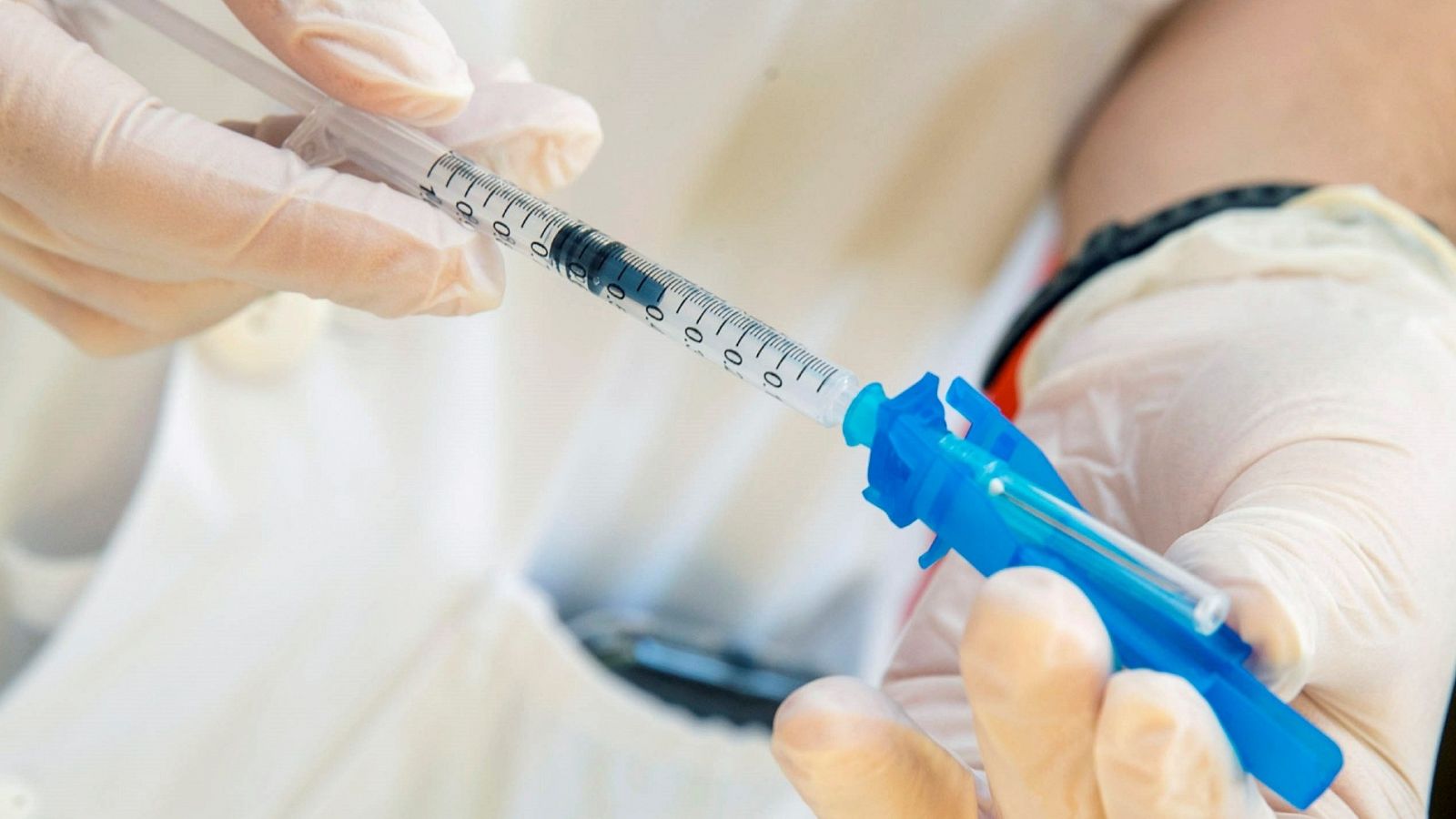 Una sanitaria prepara una dosis de vacuna contra la COVID-19 en el Hospital Clínico Universitario Lozano Blesa de Zaragoza