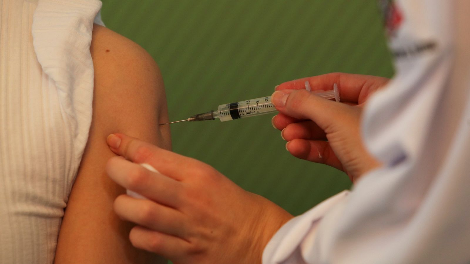 Una enfermera recibe una dosis de la vacuna desarrollada por el laboratorio chino Sinovac