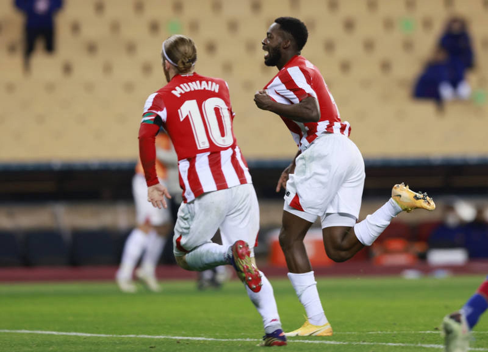 Iñaki Williams y Muniain celebran el tercer gol del Athletic en la final.