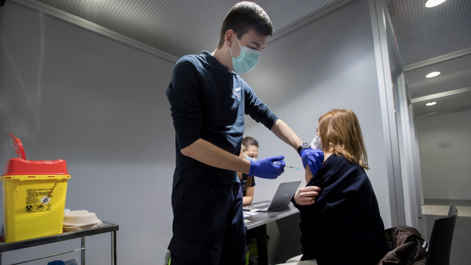 Un enfermero administra la vacuna Pfizer a una sanitaria este sábado en las instalaciones de REFENA de Pamplona
