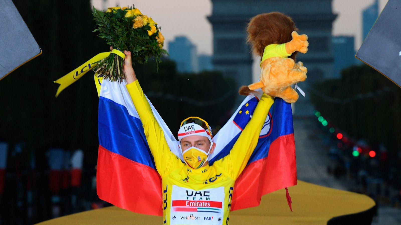 Imagen de Tadej Pogaçar en el podio de París