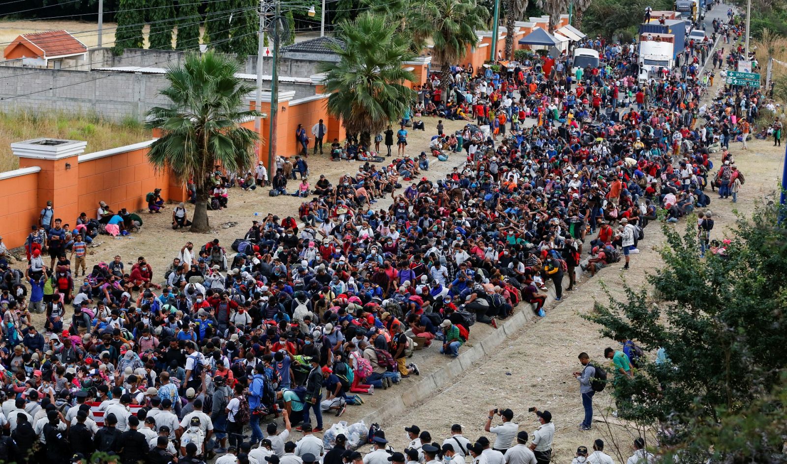 Una caravana de migrantes hondureños en Guatemala busca llegar a EE.UU.