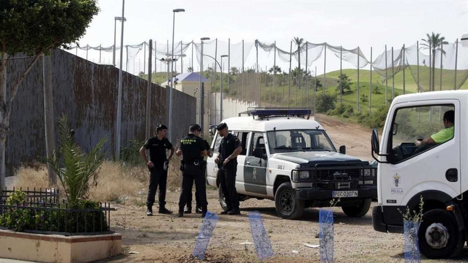 La Guardia Civil, en una imagen de archivo, realiza tareas de vigilancia entre la valla fronteriza con Marruecos y el campo de golf de Melilla.