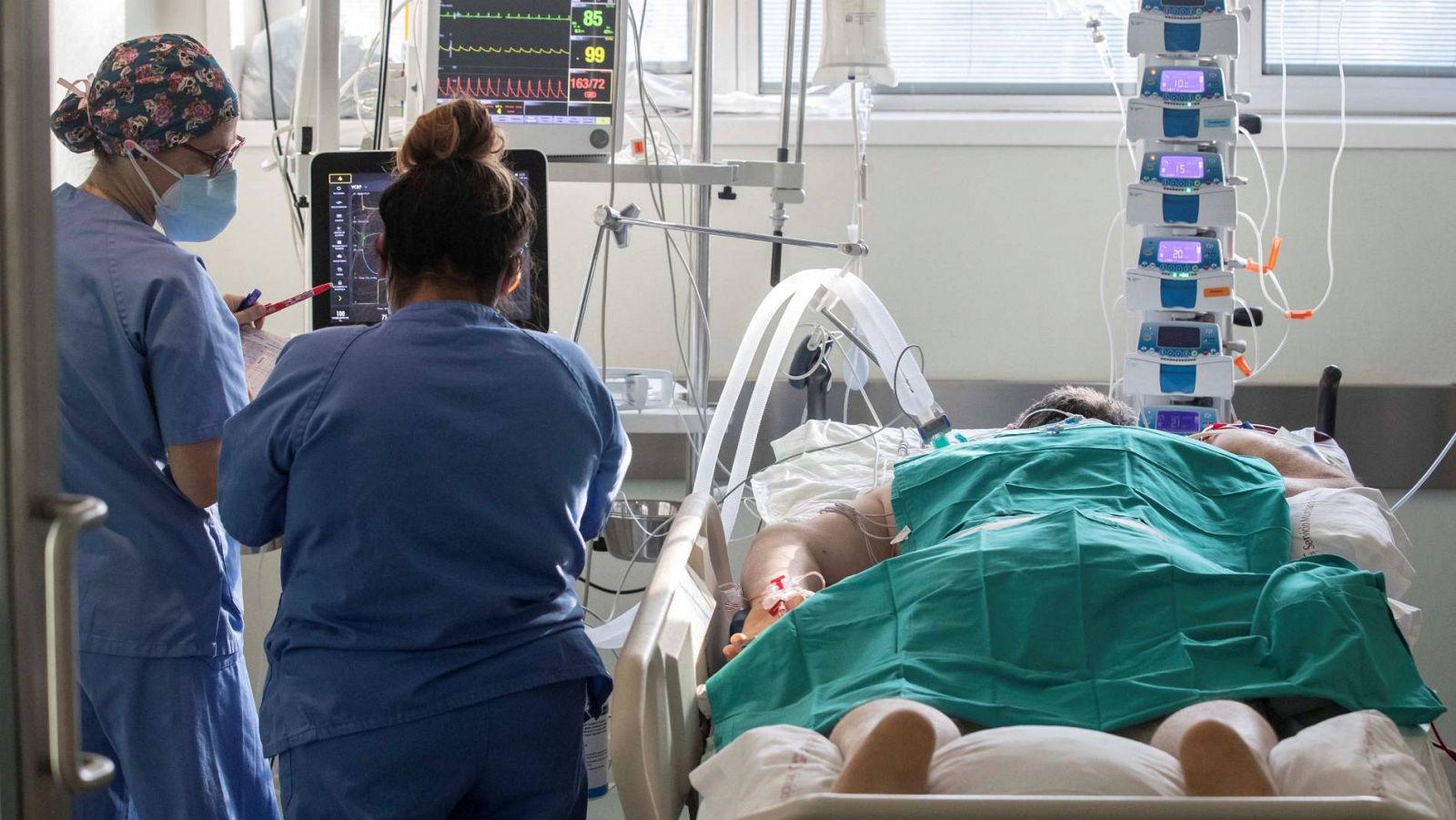 Dos enfermeras atienden a un paciente en la UCI del Hospital Reina Sofía de Murcia, este lunes