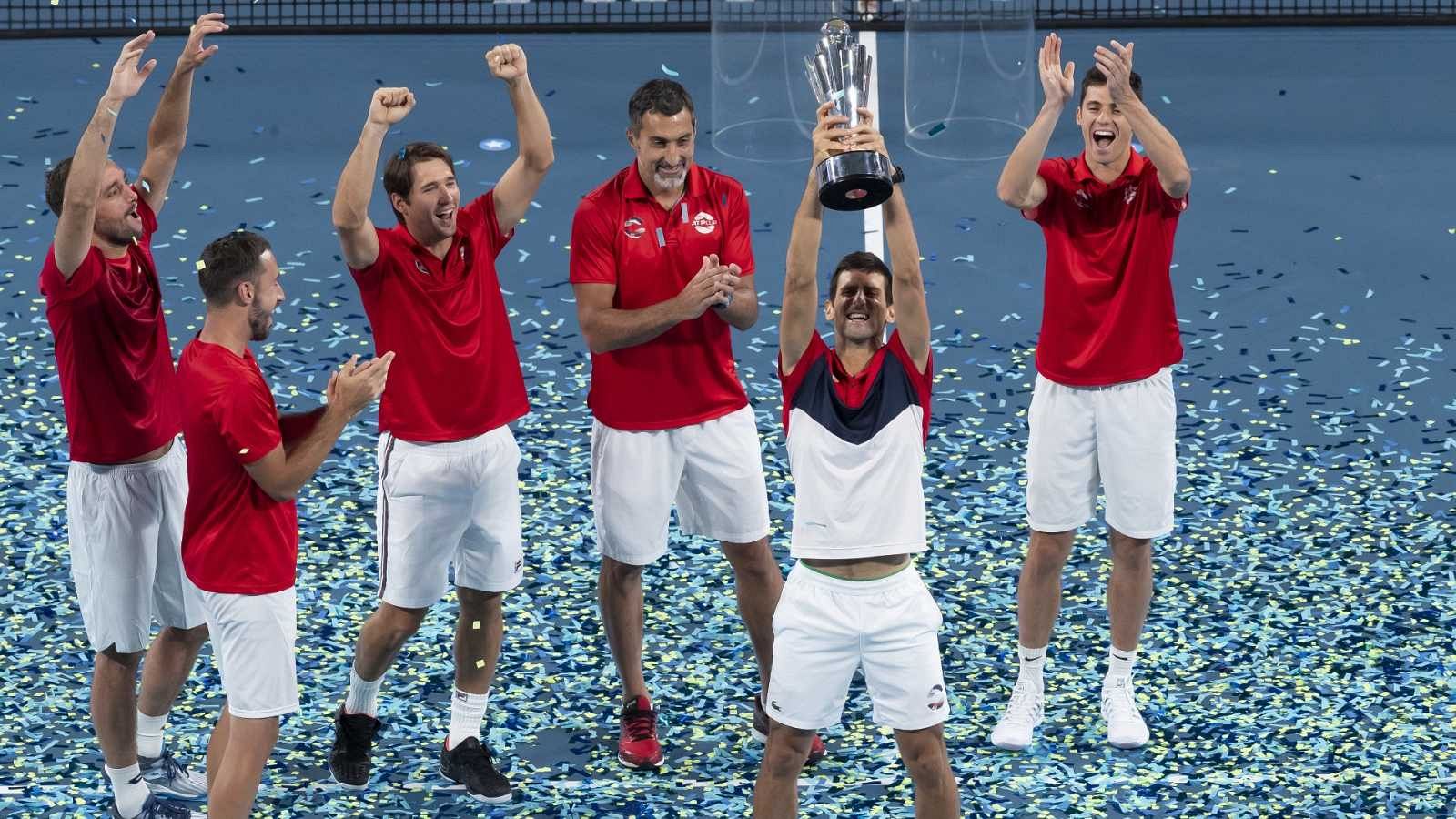 Djokovic y el equipo serbio levantando la ATP Cup en 2020