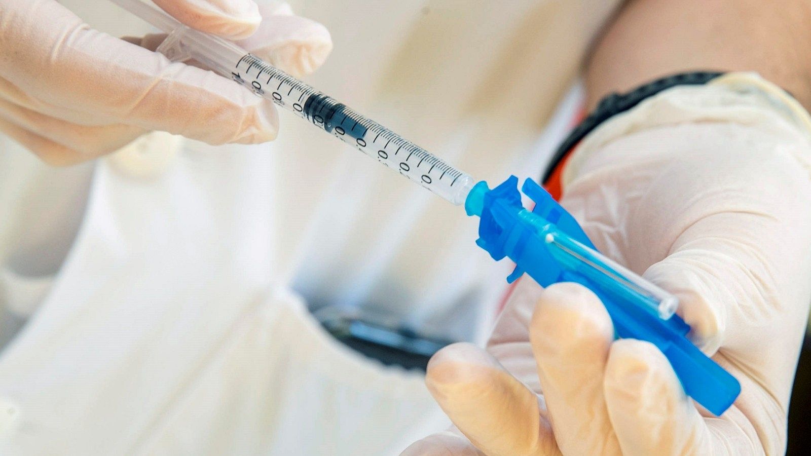 Una sanitaria prepara una dosis de vacuna Moderna contra la Covid-19 en el Hospital Clínico Universitario Lozano Blesa de Zaragoza
